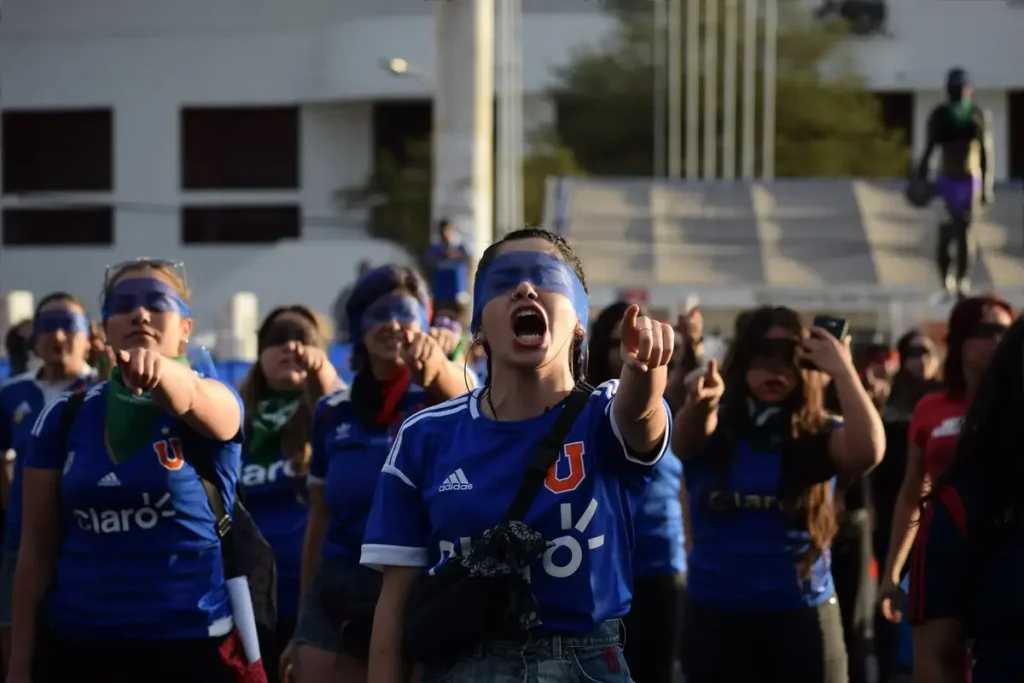 Universidad de Chile defeats Universidad Colo-Colo to win El Clasico